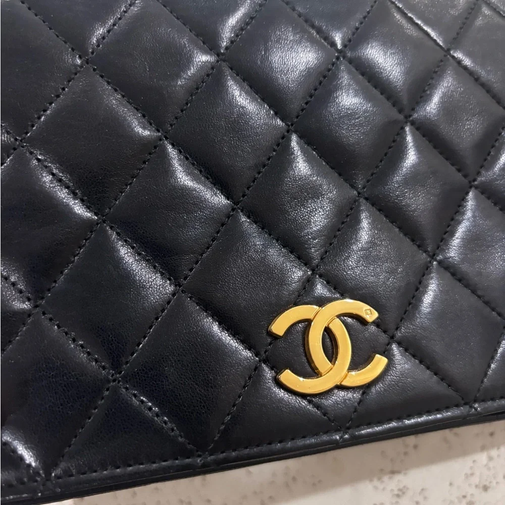 Authentic CHANEL classic single flap lambskin quilted shoulder bag